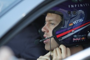 24496_Vettel_drives_Infiniti_Q50_in_Abu_Dhabi