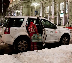 land-rover-e-croce-rossa-insieme-per-il-progetto-le-strade-della-solidarieta-italy-vehicle-snow