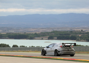 honda-civic-wtcc-2014-brilla-durante-il-primo-test-honda_wtcc_civic_2014_test_car2