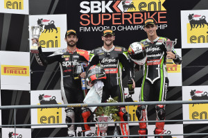 i-piloti-britannici-tom-sykes-e-jonathan-rea-vincono-sui-saliscendi-di-portimao-con-pneumatici-pirelli-diablo-superbike-sc0-di-gamma-e-da-bagnato-diablo-rain-race1-podium