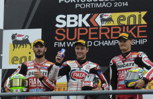 i-piloti-britannici-tom-sykes-e-jonathan-rea-vincono-sui-saliscendi-di-portimao-con-pneumatici-pirelli-diablo-superbike-sc0-di-gamma-e-da-bagnato-diablo-rain-race2-podium