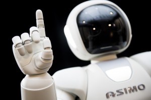 il-nuovissimo-asimo-il-robot-umanoide-sviluppato-da-honda-fa-il-suo-debutto-in-europa-8156620asimo03