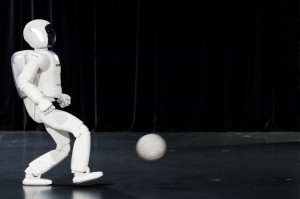 il-nuovissimo-asimo-il-robot-umanoide-sviluppato-da-honda-fa-il-suo-debutto-in-europa-8158420asimo21