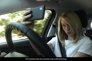 1-giovane-su-4-scatta-selfie-durante-la-guida-woman_selfie_001