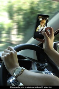 1-giovane-su-4-scatta-selfie-durante-la-guida-woman_selfie_002