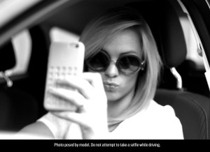 1-giovane-su-4-scatta-selfie-durante-la-guida-woman_selfie_004fl