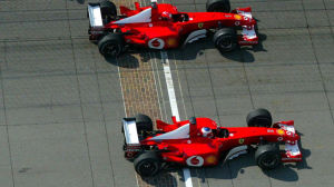 Schumacher-Barrichello-arrivo-Indianapolis-2002