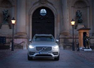 163774_Volvo_XC90_at_the_Swedish_Royal_Wedding