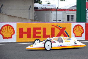 Nick-Heidfeld-drives-a-Shell-Eco-marathon-vehicle-on-the-track-at-Le-Mans-24-Hour