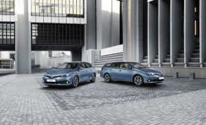 toyota-new-auris-more-style-and-new-engines-auris_loc_11_dpl_2015_group_shot