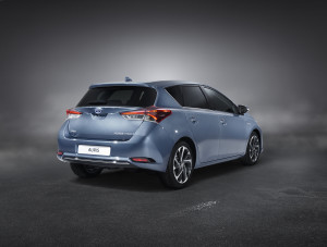 toyota-new-auris-more-style-and-new-engines-auris_stu_11_dpl_2015_3-4_rear