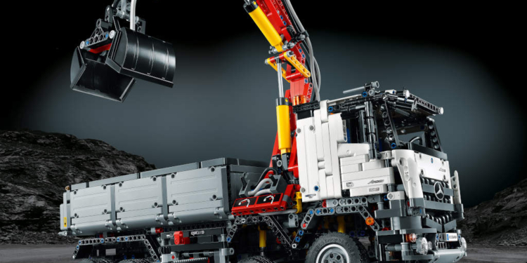 Anspruchsvoll und detailgetreu: der Mercedes-Benz Arocs 3245 Kipper als LEGO Technic Modell