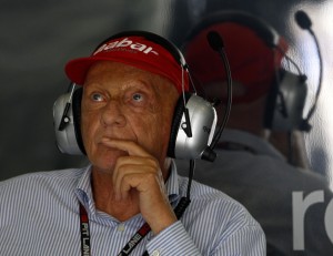 Niki Lauda assiste alle prove libere del GP della Malesia