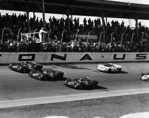 Arrivo trionfale delle Ferrari con la conquista dei primi tre posti nella 24 Ore di Daytona 1967. L'auto n. 26 era stata iscritta dalla Nart.