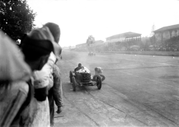 1929 Gastone Brilli Peri durante il Gran Premio effettua un cambio gomme “volante”