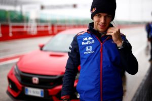 130250-civic-type-r-chosen-by-red-bull-toro-rosso-honda-formula-1-racing-drivers