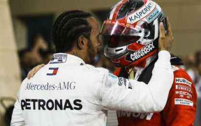 Hamilton vince in Bahrain grazie a un guasto che tradisce Leclerc