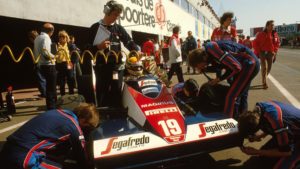 24835_02-f1-senna-ancora-un-modello