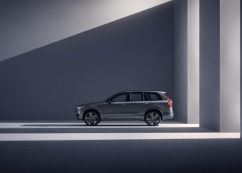 XC60 Recharge R-Design, in Thunder Grey
