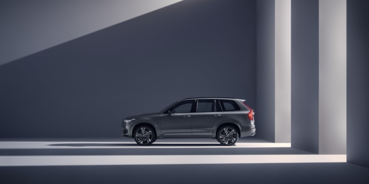 XC60 Recharge R-Design, in Thunder Grey