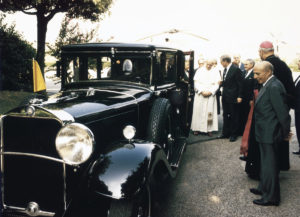 Premiere vor 40 Jahren: „Papamobil“ auf Basis der Mercedes-Benz G-Klasse Premiere 40 years ago: “Popemobile” based on the Mercedes-Benz G-Class