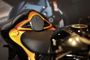 hayabusa-cupolino-monoposto-nero-gold