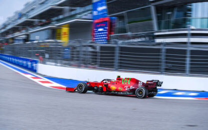 Per la Ferrari in Russia il podio di Sainz ma troppi errori vanificano la gara di Leclerc