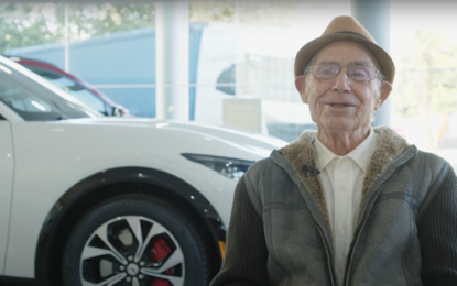 A 87 anni passa all’elettrico con Ford Mustang Mach-E