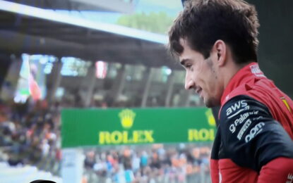 Leclerc batte il rivale Verstappen, a casa sua. Terzo Hamilton. Ritiro per Sainz