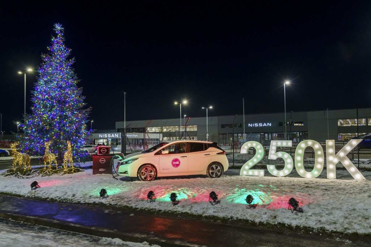 Nissan LEAF accende l’albero di Natale e celebra le 250mila unità prodotte