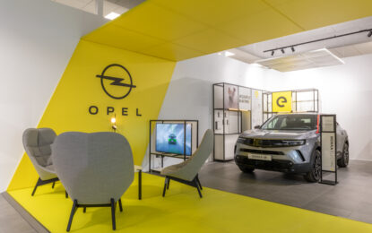Opel: la nuova identità di marchio visibile in via Gattamelata a Milano
