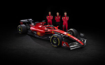 La Ferrari presenta la SF-23 e stupisce i tifosi con lo shakedown