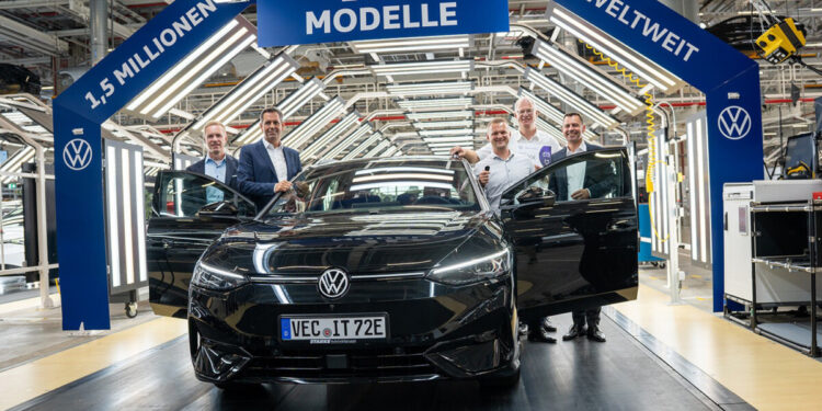 Kai Grünitz, Olaf Lies, Robert Müller, Jörg Tegeler, and Martin Sander at the handover of the 1.5 million ID. model in Emden.