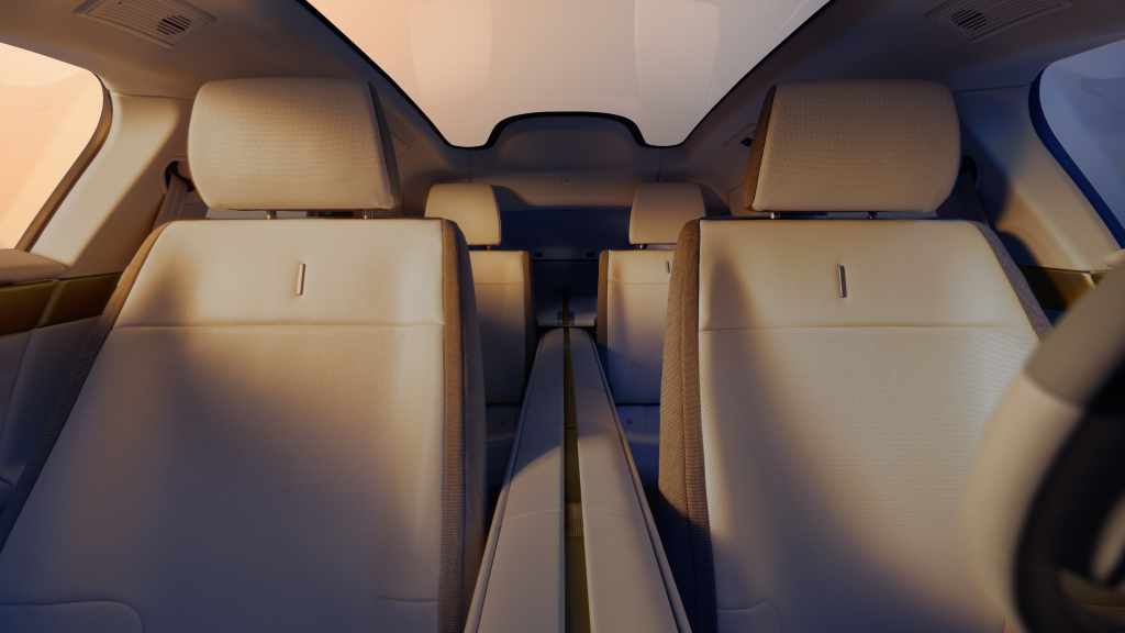 Jaguar Type 01 mostra interni con spina centrale e tecnologia integrata, durante evento di presentazione