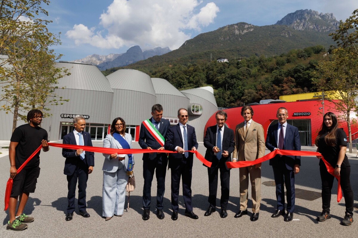 Nuova sede di Moto Guzzi a Mandello del Lario con museo e tecnologia avanzata, spazi per eventi e shopping